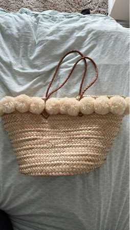 Handgefertigte Korbstrandtasche mit Ponpons