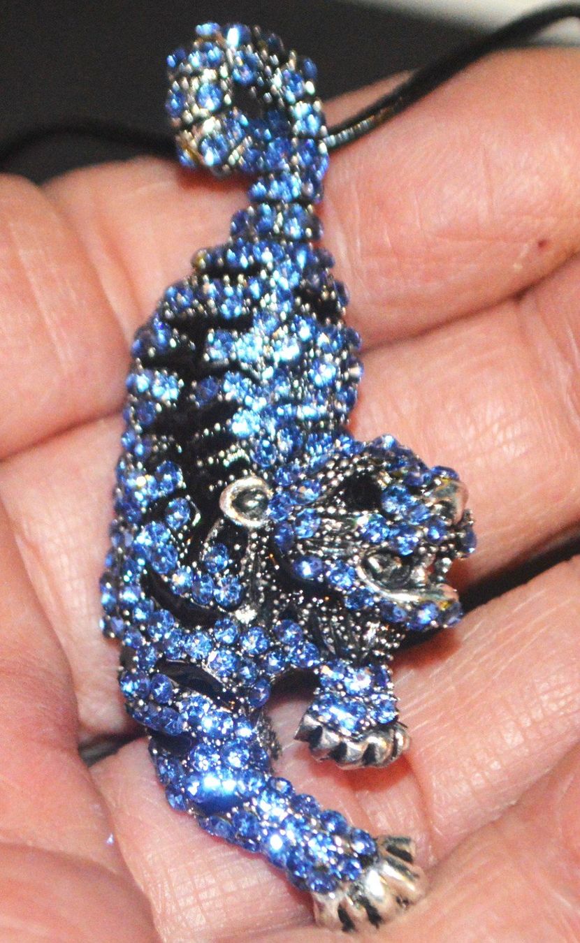 Spille & Fermagli: Brosche oder Halskette K-1424C – Tiger - Emaille & Strass Bl – Nuovo e nell'imballaggio originale da Goldiwil (Thun) venduto da han_v5b7