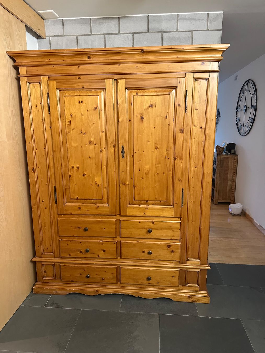 Elegantes Kiefer Schrank Gebraucht Fotos