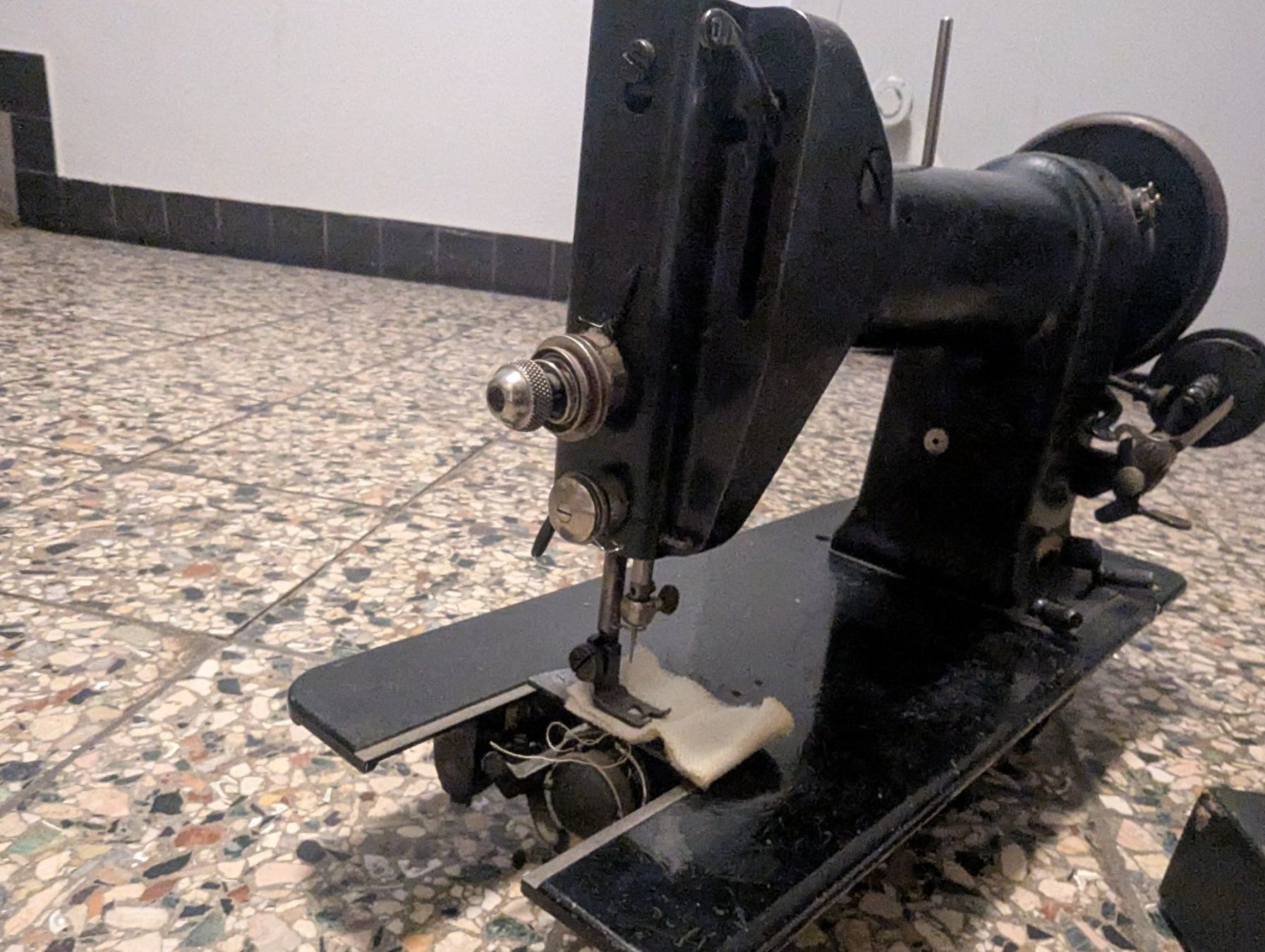 Adler Macchine da cucire: Antike Adler Nähmaschine, ca. 1930, Deko oder Funktion! – Usato da Basel venduto da ili_j29z 8