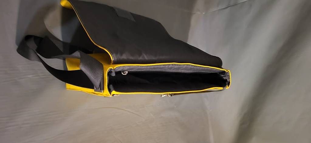 Sonstige Kleidung & Accessoires: Borsa a tracolla gialla e nera usata – Gebraucht aus Curio von mia_vb5z
