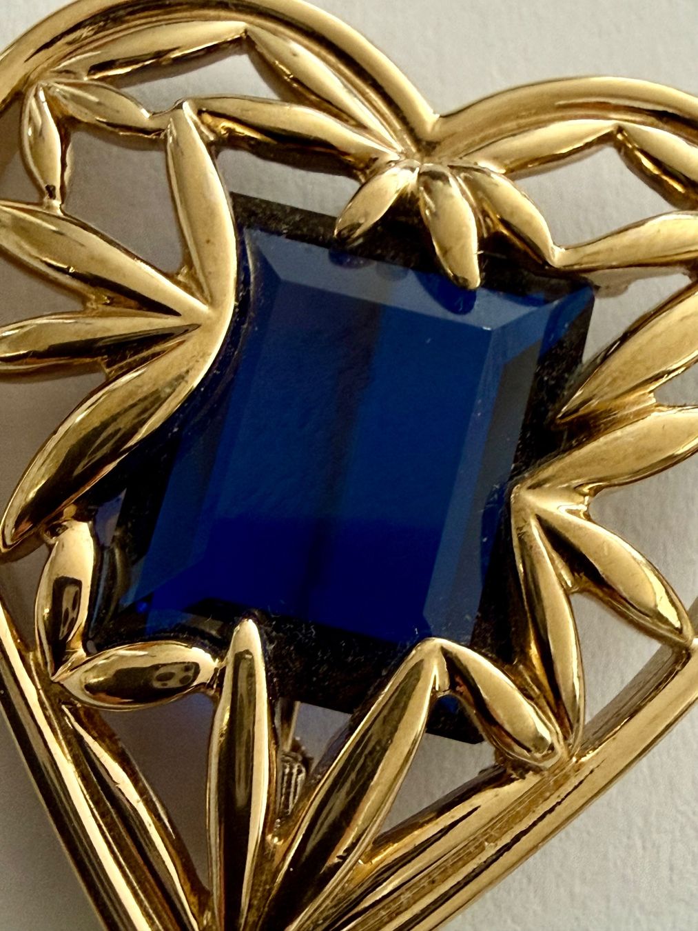 Spille & Fermagli: Goldfarbene Herzbroche mit blauem Stein Pierre Lang – Usato da Goldach venduto da Messerguru 1