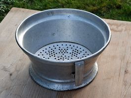 echt cooles antikes Alu Löchersieb Swiss Made Prima 26 SI
