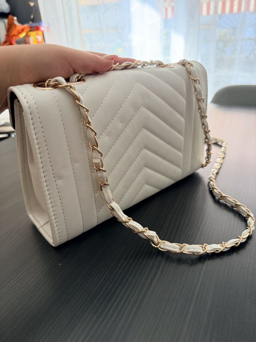 Borse da donna: Sac à main blanc matelassé avec chaîne dorée – Usato da Bussigny venduto da Serena2009 1