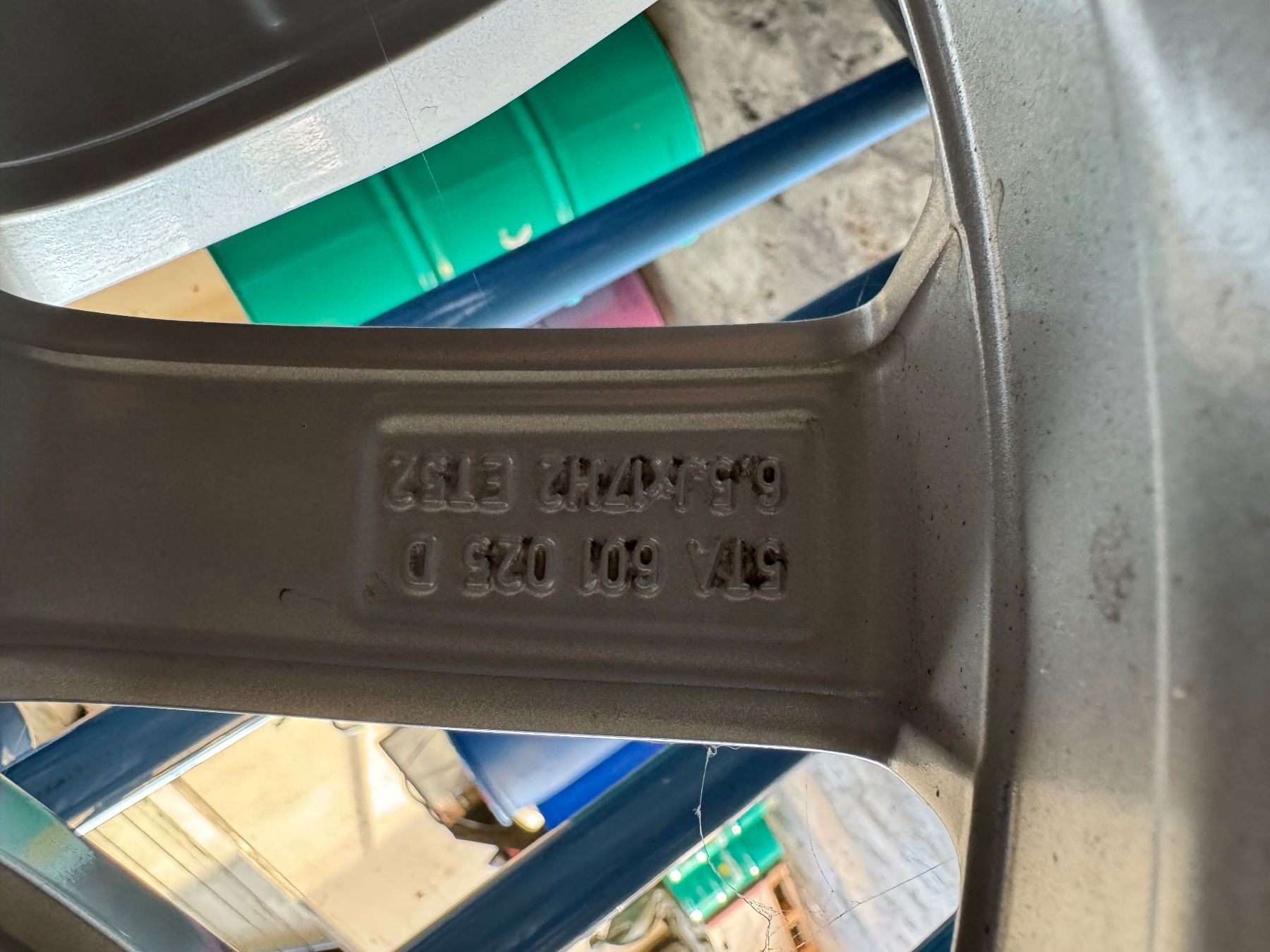 Volkswagen Pneumatici & Ruote complete: VW Touran Originale Sommer Kompletträder – Usato da Rotkreuz venduto da garage-wismer-ag 3