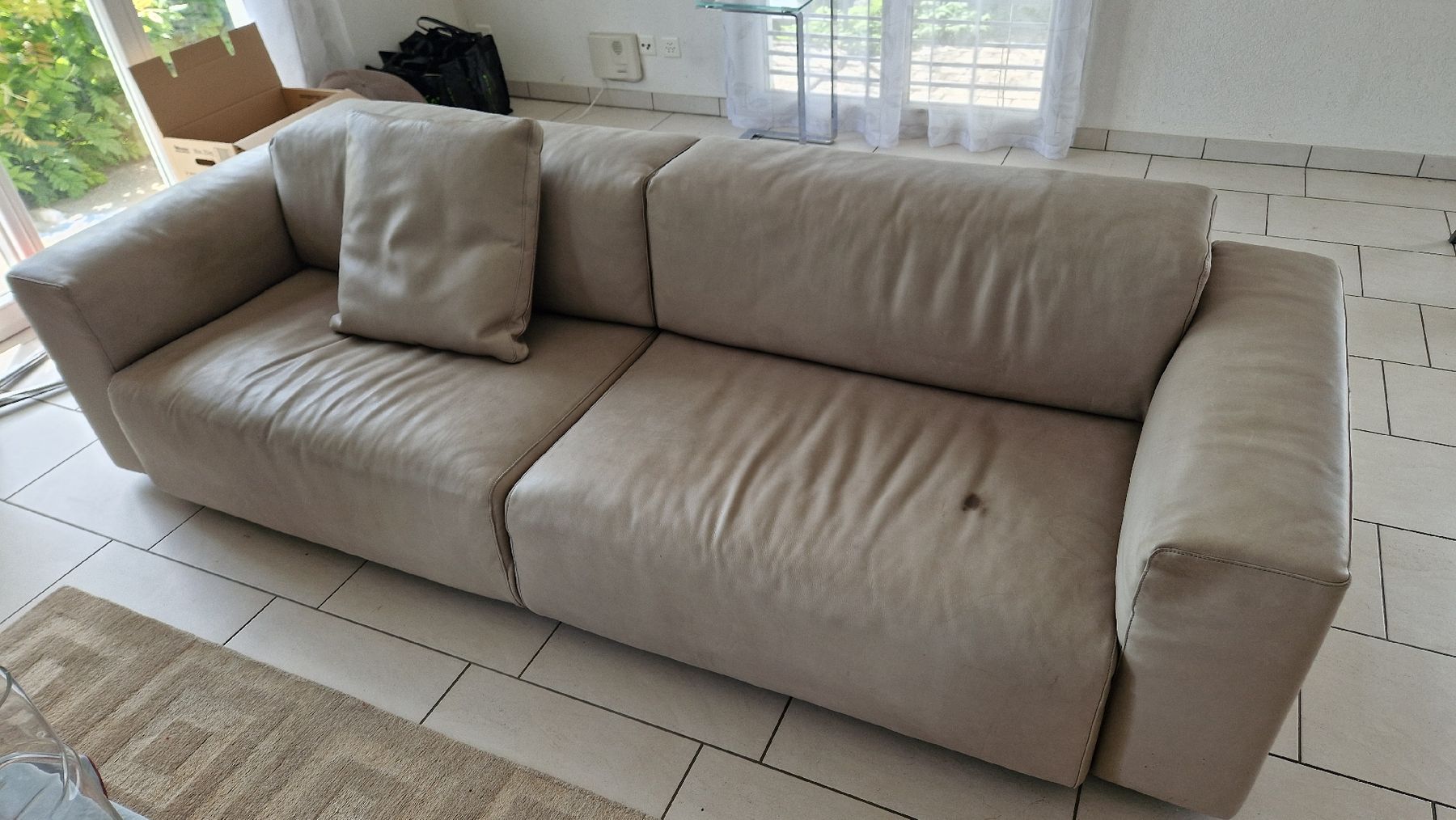 Divani: Echtleder Sofa hellgrau (mit Flecken) – Usato da Weisslingen venduto da fuesel