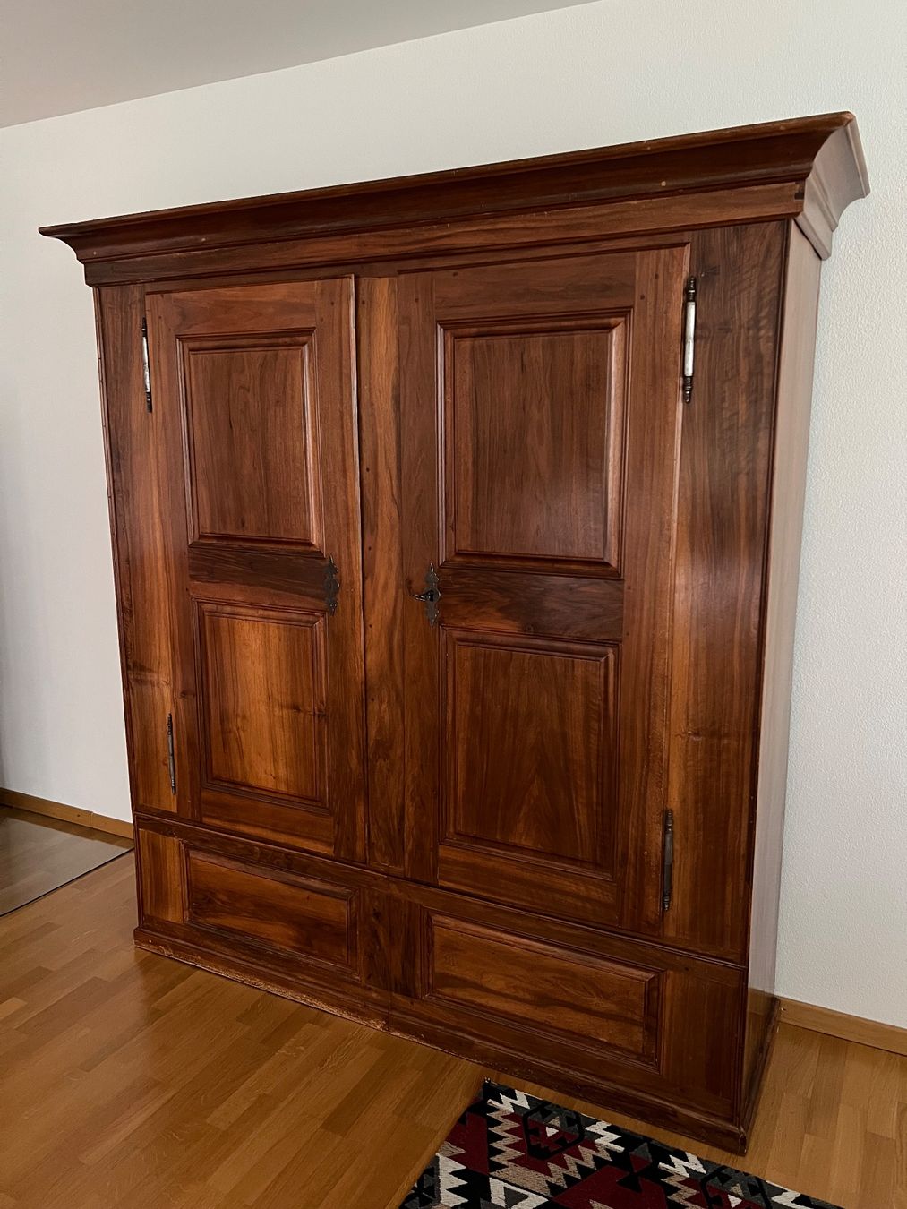 Schränke: Wunderschöner antiker Nussbaum-Schrank ca.1780, restauriert – Gebraucht aus Steckborn von rboelsterli 2