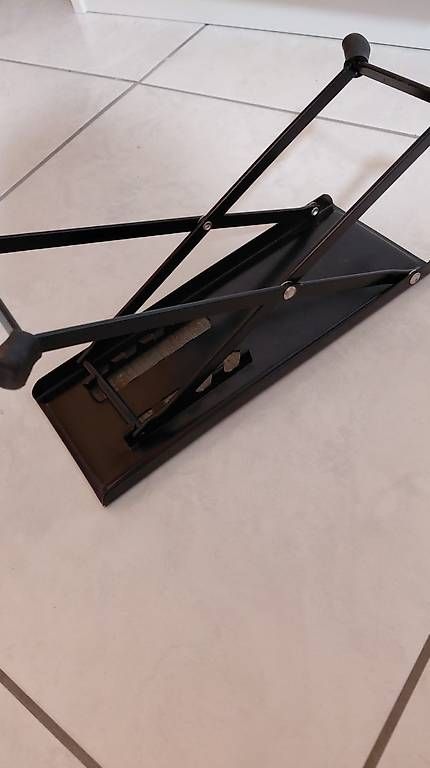 Strumenti musicali: Gitarrenböckli – Usato da Sachseln venduto da Makisi