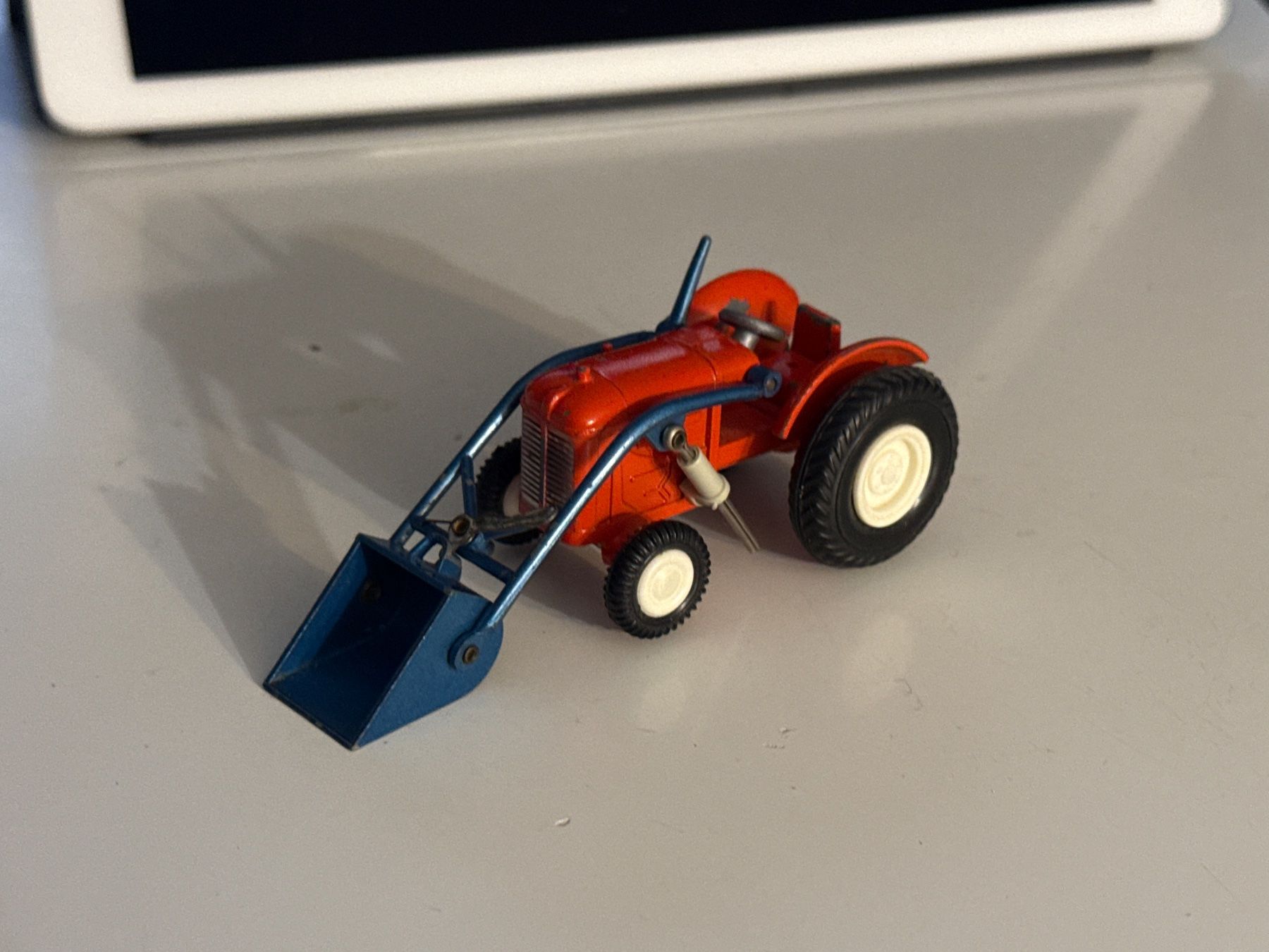 Modellini d'auto: Traktor mit Schaufel Modell – Usato da Allschwil venduto da meeresperle