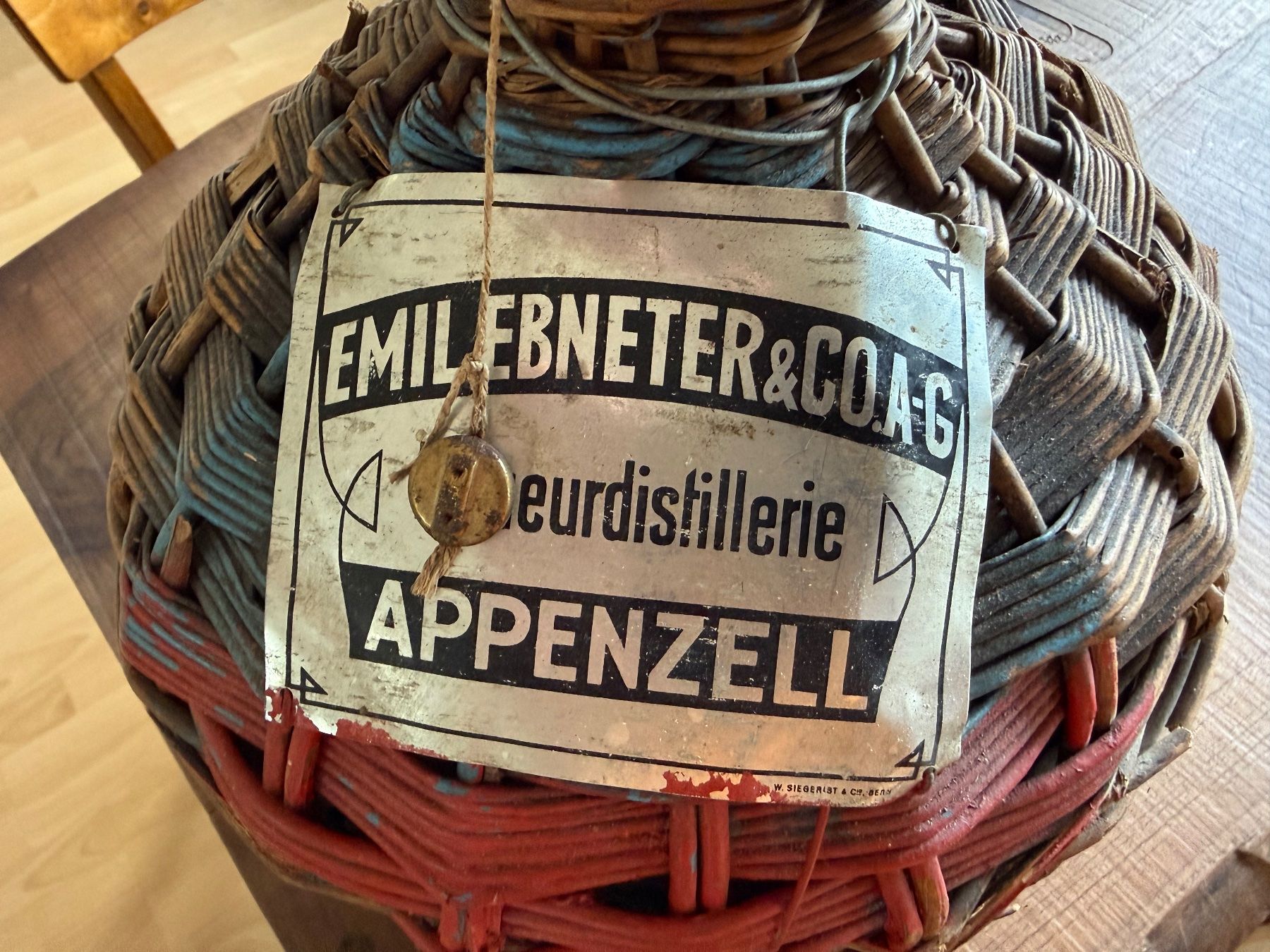 Bouteilles: Emile Ebneter & Co. AG Appenzell Korbflasche ca. 42x27 – D'occasion à Wöschnau par Vinsale 1