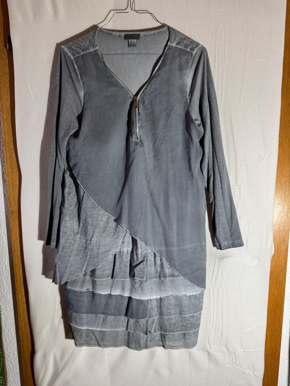 Kleider: Spezielles graues Kleid von Mandarin Gr. 44 – Gebraucht aus Grosswangen von second_hand_dress