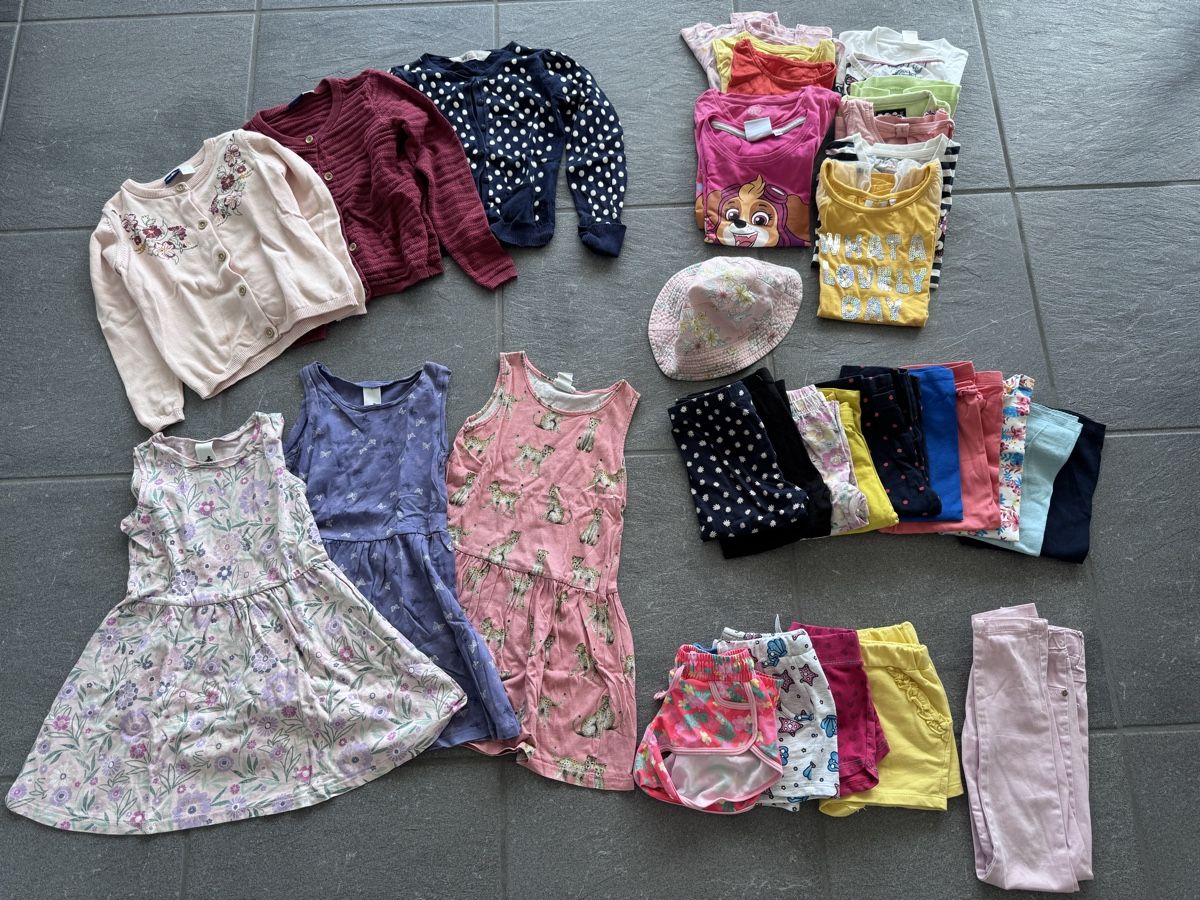 Lotti & Set di vestiti: Kleiderpaket Sommer 110 / 116 – Usato da Muri AG venduto da Scorpion84