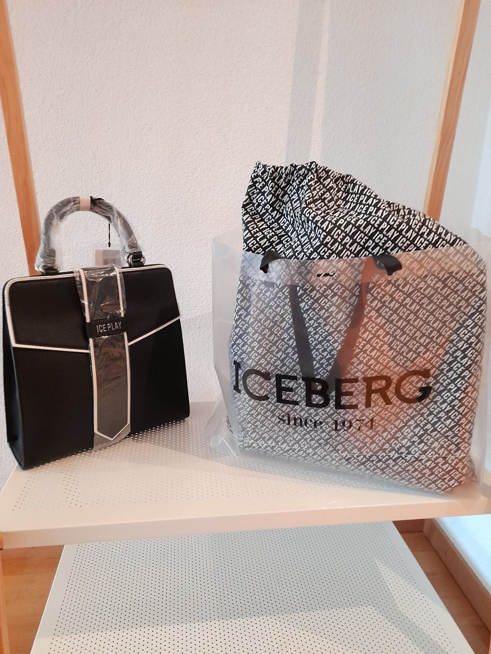 Borse da donna: Sac Iceberg – Nuovo e nell'imballaggio originale da Mont-sur-Lausanne venduto da Pioutch