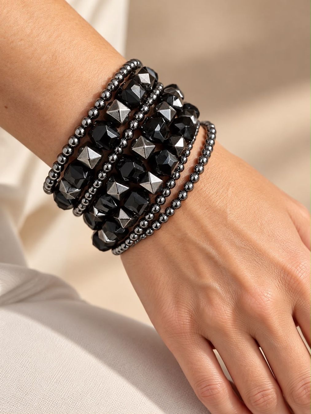 Bracciali & Braccialetti: SCHWARZE PERLENKETTE MIT FACETTIERTEN PERLEN – Usato da Wettswil venduto da jonut77