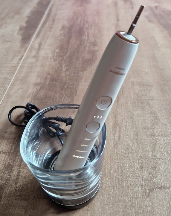 Philips Sonicare Zahnpflege: Philips Sonicare DiamondClean 9000 mit Ladeglas – Gebraucht aus Au SG von jes_bj6k