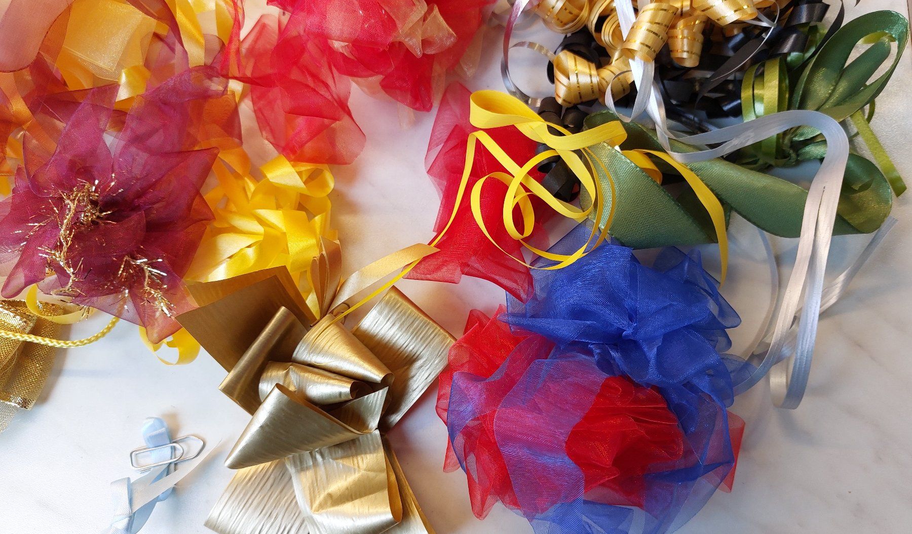 Dekobänder: Geschenkband Set mit Schleifen diverse Farben – Gebraucht aus Zollikofen von Blackie 7