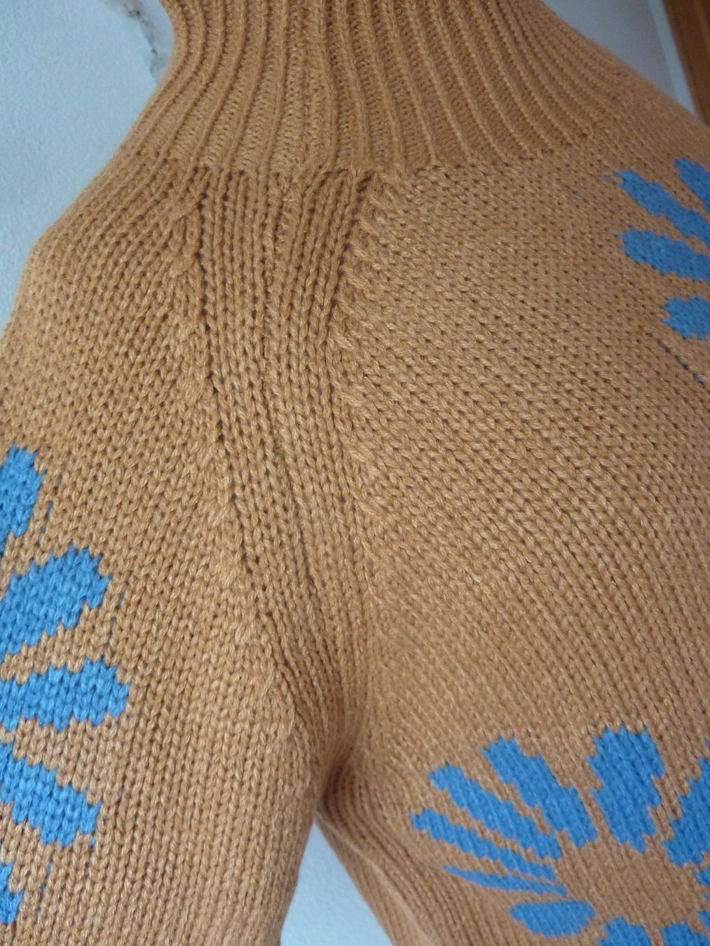 Pullover & Sweatshirts: Strickpullover senfgelb mit Blumenmuster neu S 34/36 – Gebraucht aus Waldstatt von Kananaskis1 5