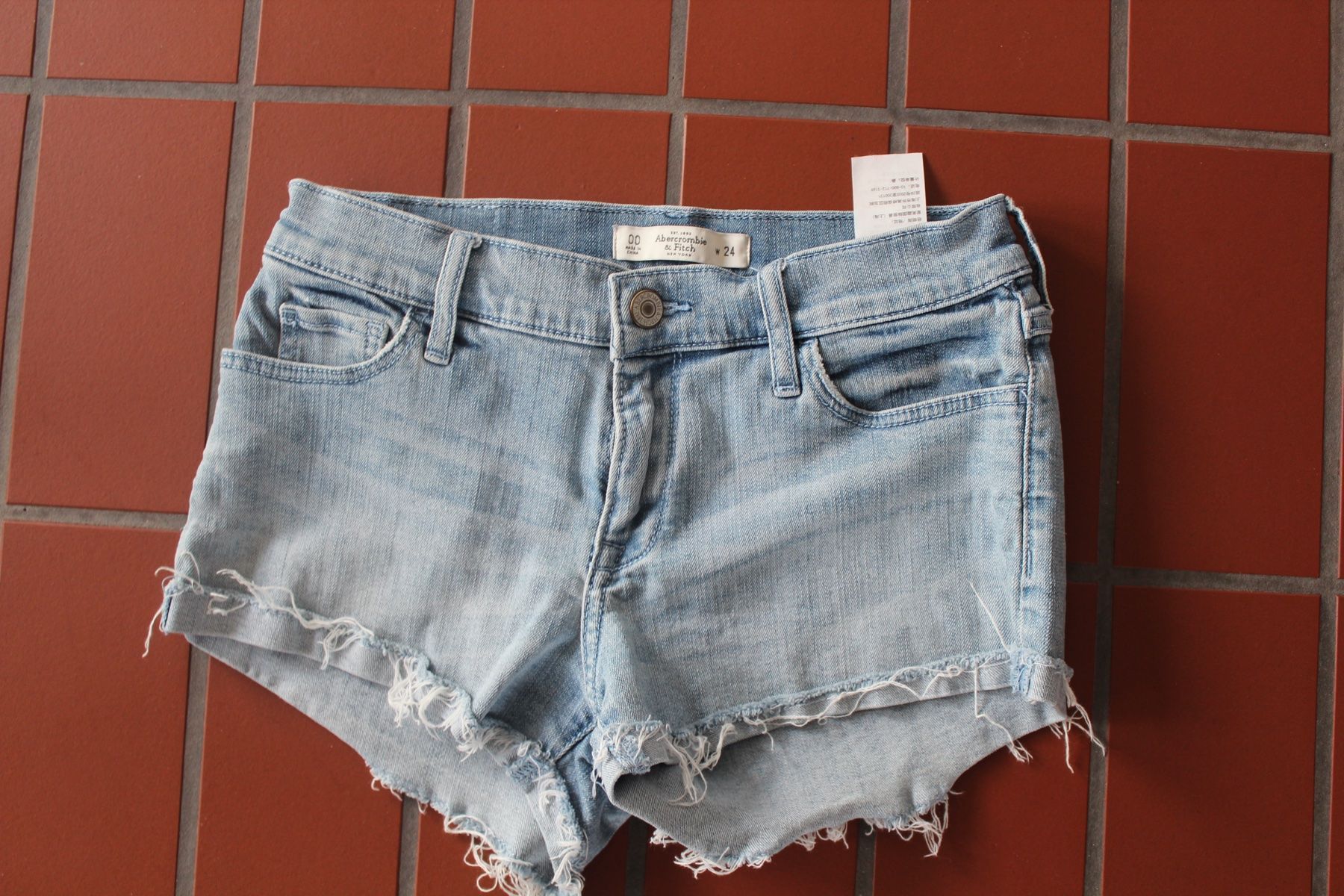 Abercrombie Pantaloni: Abercrombie&Fitch Hot Pants Gr.24 – Usato da Zürich venduto da JOD213
