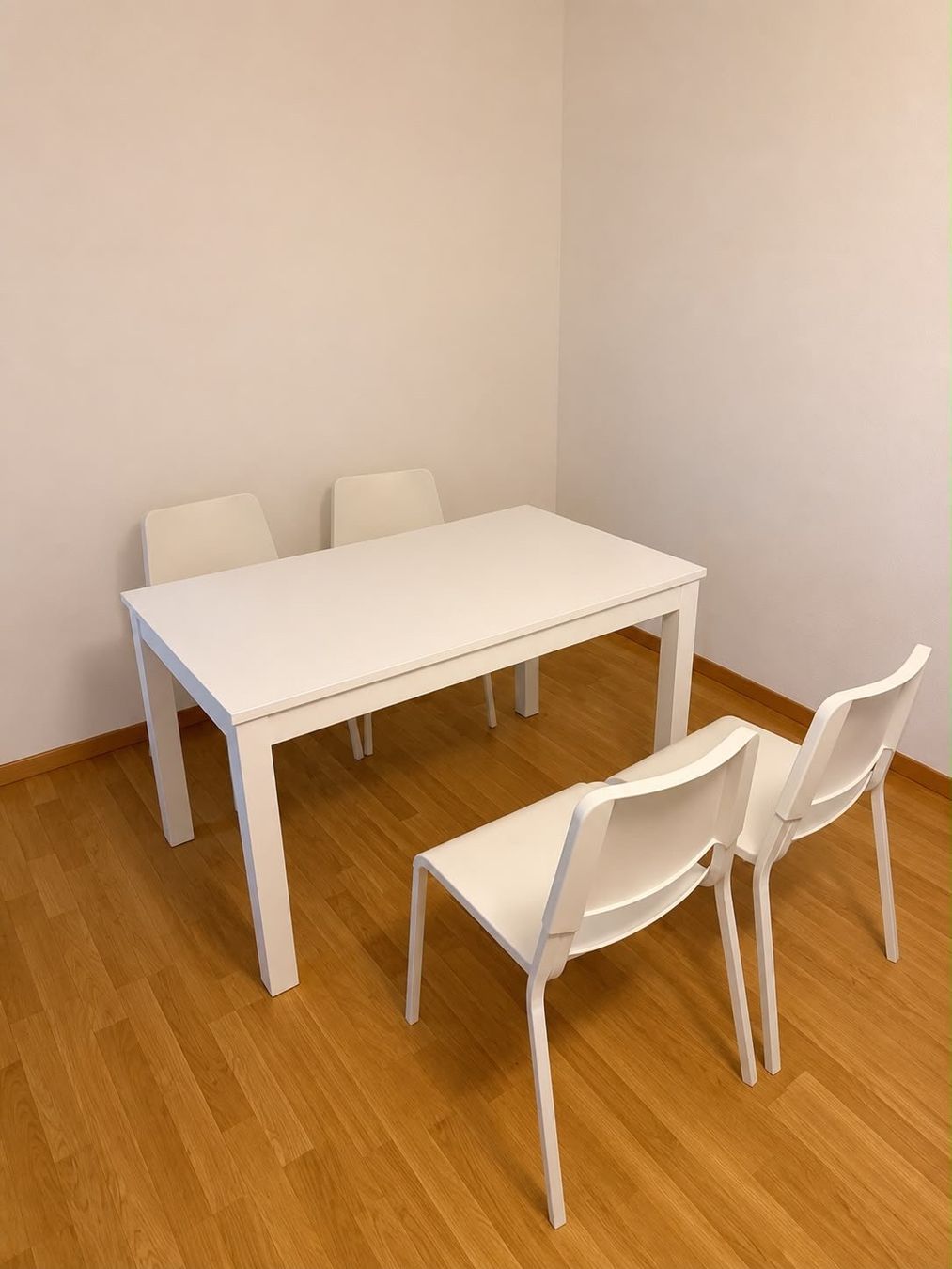 Ikea Set di tavolo e panche: IKEA LANEBERG Extendable Table with 4 TEODORES Chairs – Usato da Zürich venduto da kea_5t5x