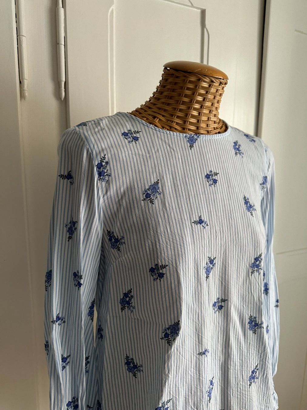 H&M Blusen: Blusenoberteil weiss-blau gestreift 34 – Gebraucht aus Zürich von Diazaio 1