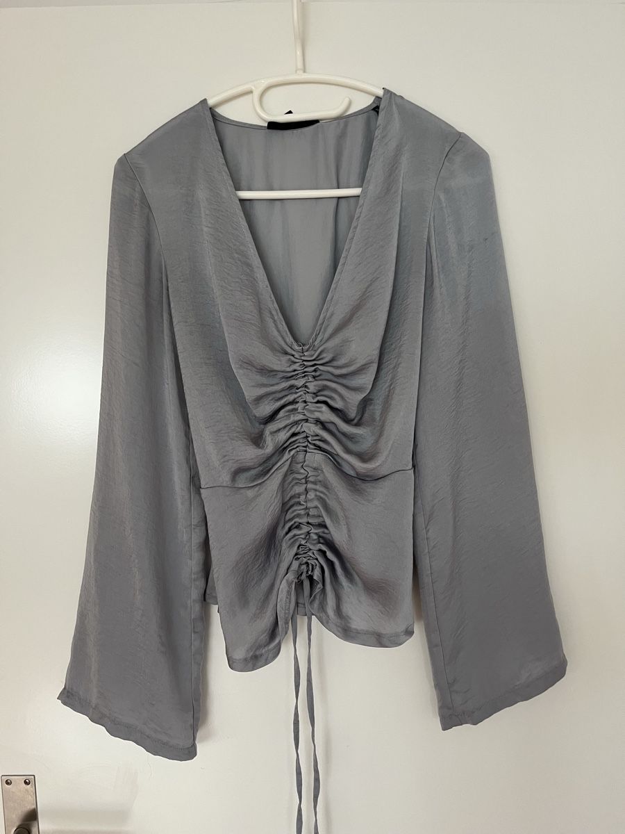 Camicette: Graue/Silber Bluse mit Trompetenaermel, Gr. 34 – Usato da St. Margrethen SG venduto da ali_5xzk