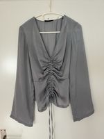 Graue/Silber Bluse mit Trompetenaermel, Gr. 34