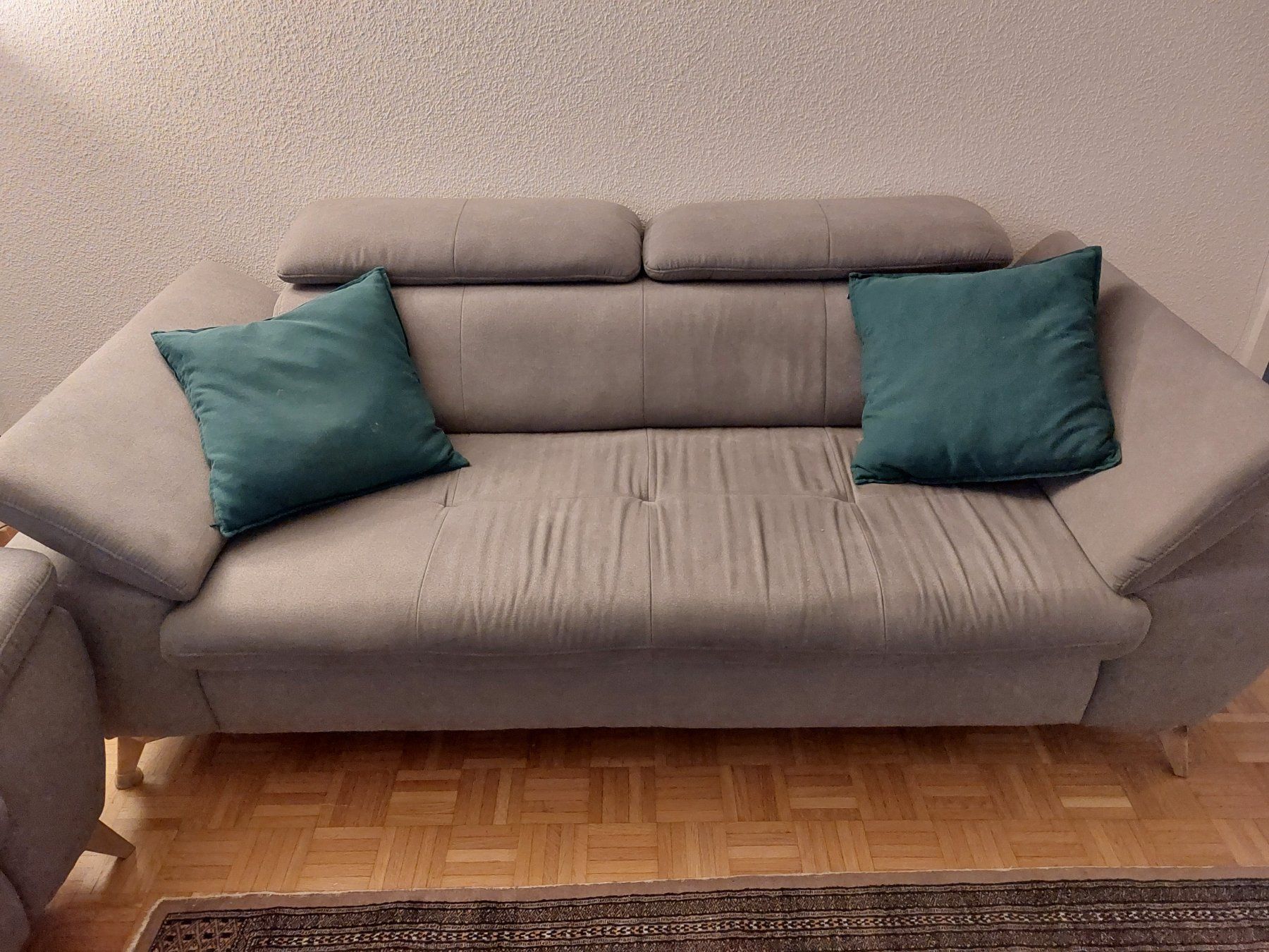 Sofas: 2 Sofas hellgrau guter Zustand – D'occasion à Allschwil par akbarfarshori 2