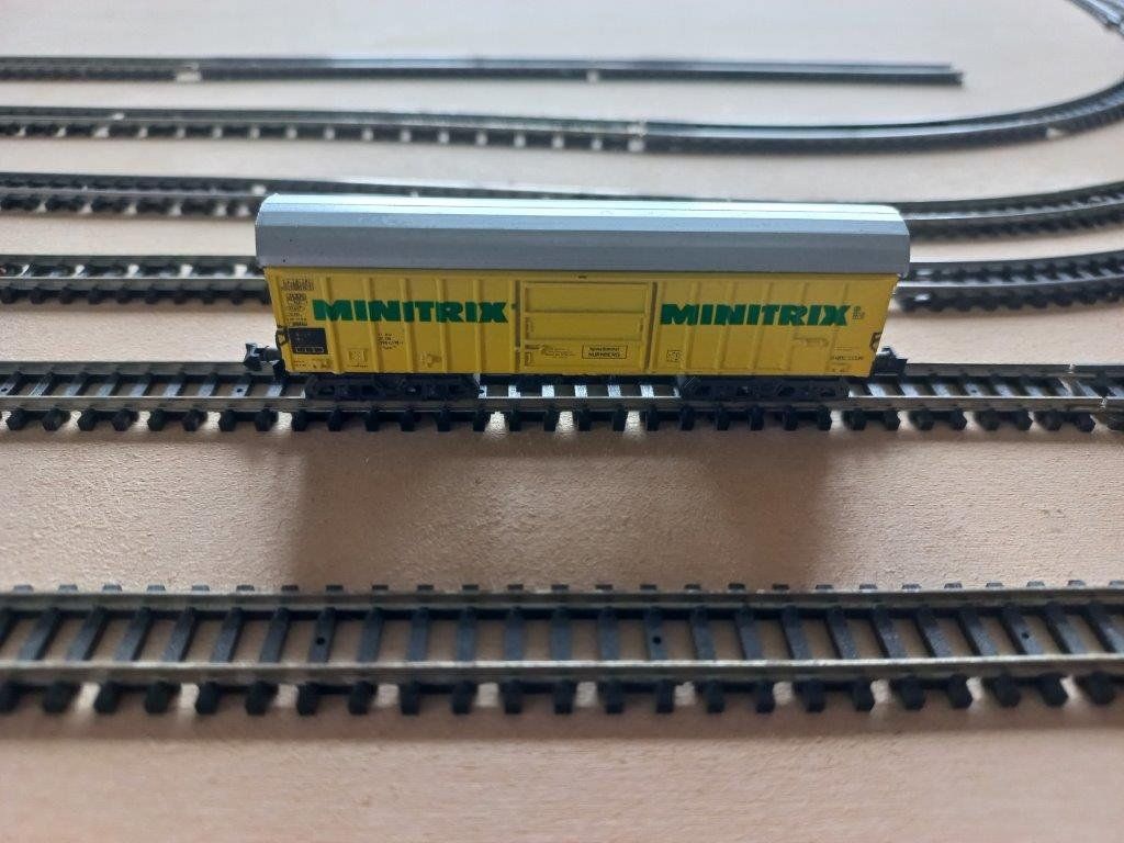 Trix Modellini di ferrovie: Güterwagen mit Werbung Minitrix Spur N, selten – Usato da Pfäffikon / ZH venduto da Pefkadett 2