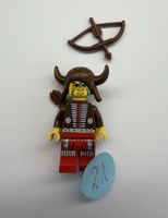 1 Stück LEGO Figur Indianer mit Bogen und Pfeil.