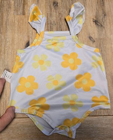 Baby Badekleid weiss gelb Blumen Grösse 56/44 neu