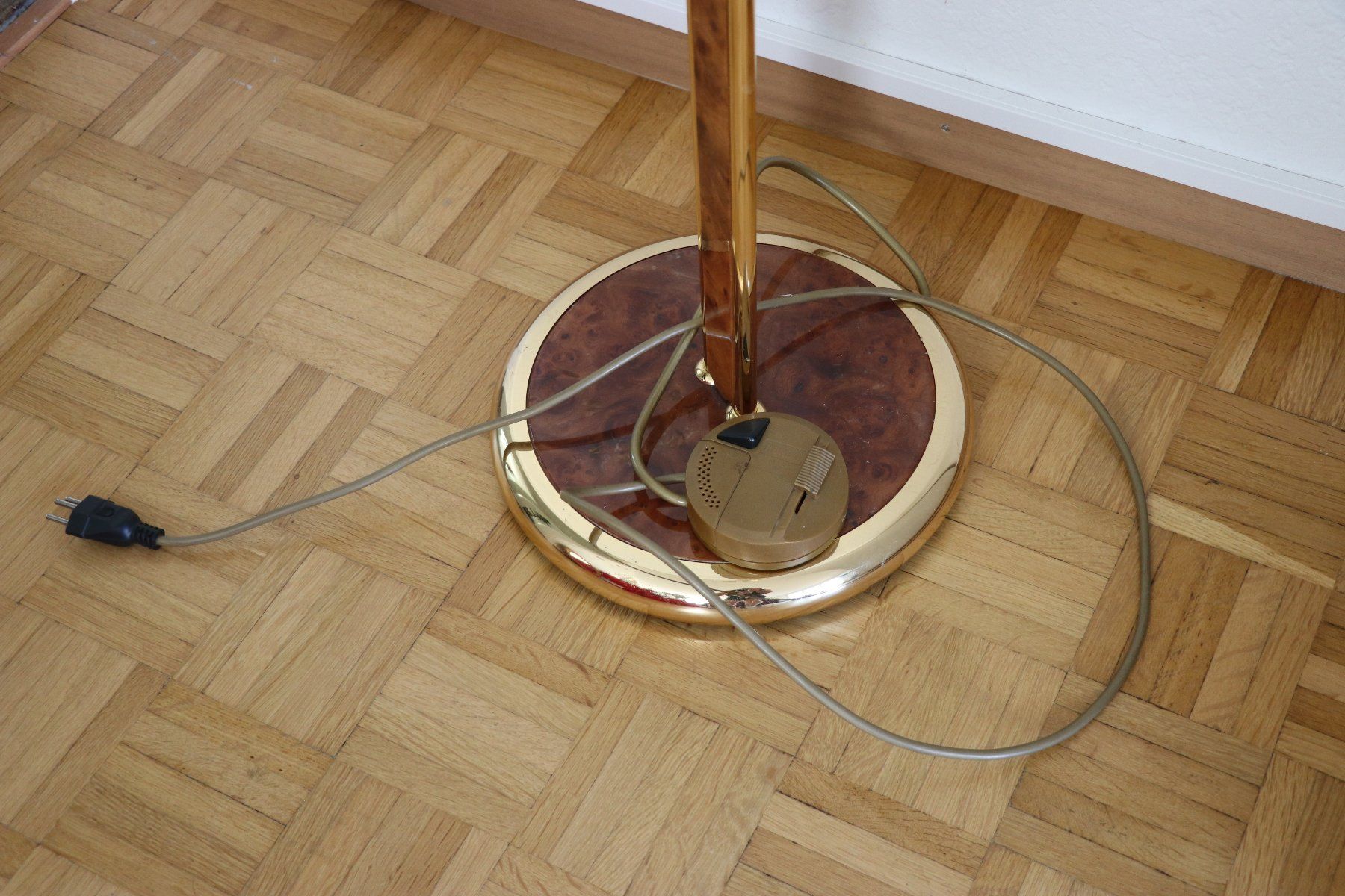 Lampen: Stehlampe Gold – Gebraucht aus Wattwil von Yakana 1