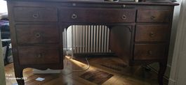 Bureau ancien en bois massif avec tiroirs, affaire!
