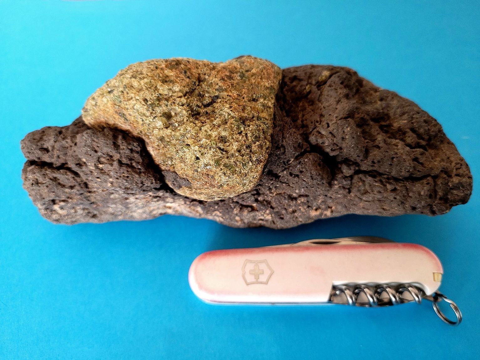 Mineralien & Heilsteine: Olivin im Lava-Muttergestein, 293Gramm – Gebraucht aus Unterengstringen von orpheo13 1