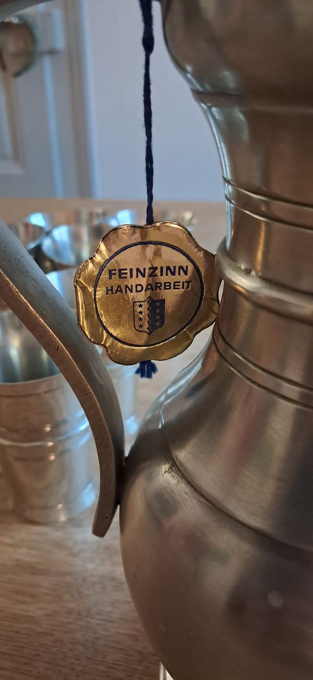 Geschirrsets: Set Zinnkrug mit 6 Becher – Gebraucht aus Nidau von Darkpooh 7