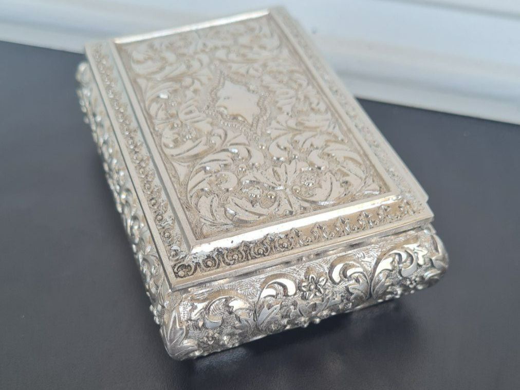 Portagioie: Kleine Schmuckschatulle / Farbe; Silber / rotes Innenfutter – Usato da Safenwil venduto da Husqi2000 1