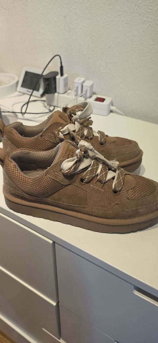 Ugg Scarpe per ragazze: UGG Schuhe – Usato da Muttenz venduto da Malici11