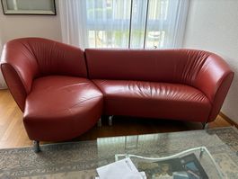 Rotes Ledersofa, geschwungene Form, bequem, Sommer-Schnäp...