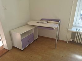 Bureau blanc et violet 