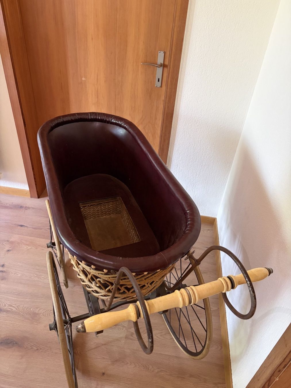 Poussette: Antiker Kinderwagen – D'occasion à Ins par hoelgu 1