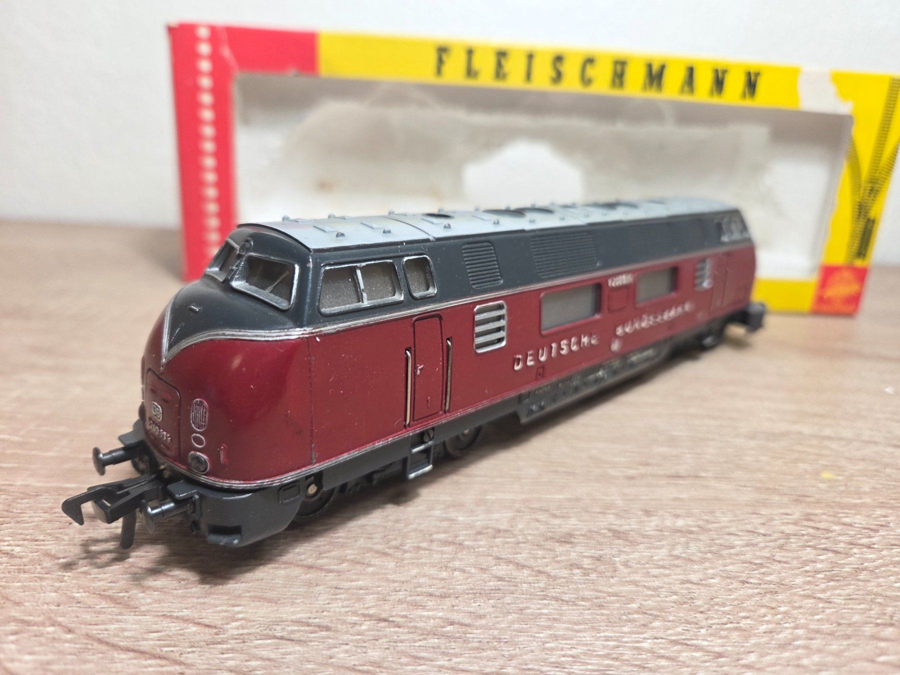 Fleischmann Modellini di ferrovie: Fleischmann 1385 Diesellok V200 DB H0 – Usato da St-Aubin-Sauges venduto da Lo_Go 2