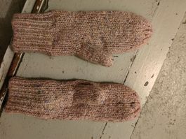 Handgemachte warme Handschuhe für Winter mit bunten Fäden