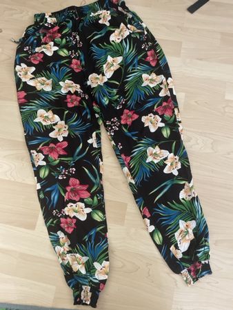 Schlupfhose Gr M mit schönem Blumenmuster