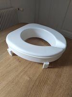 Toilettensitzerhöhung und Urinierflasche