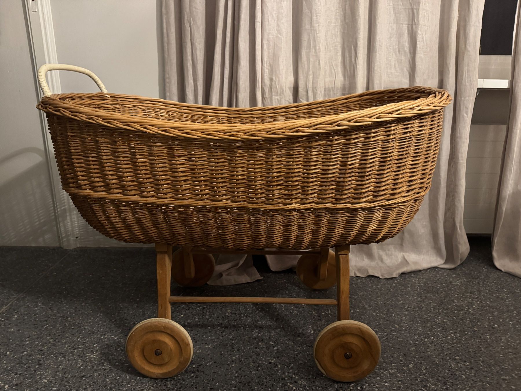 Wiegen & Stubenwagen: Stubenwagen antik – Gebraucht aus Olten von Kaufhauskrone