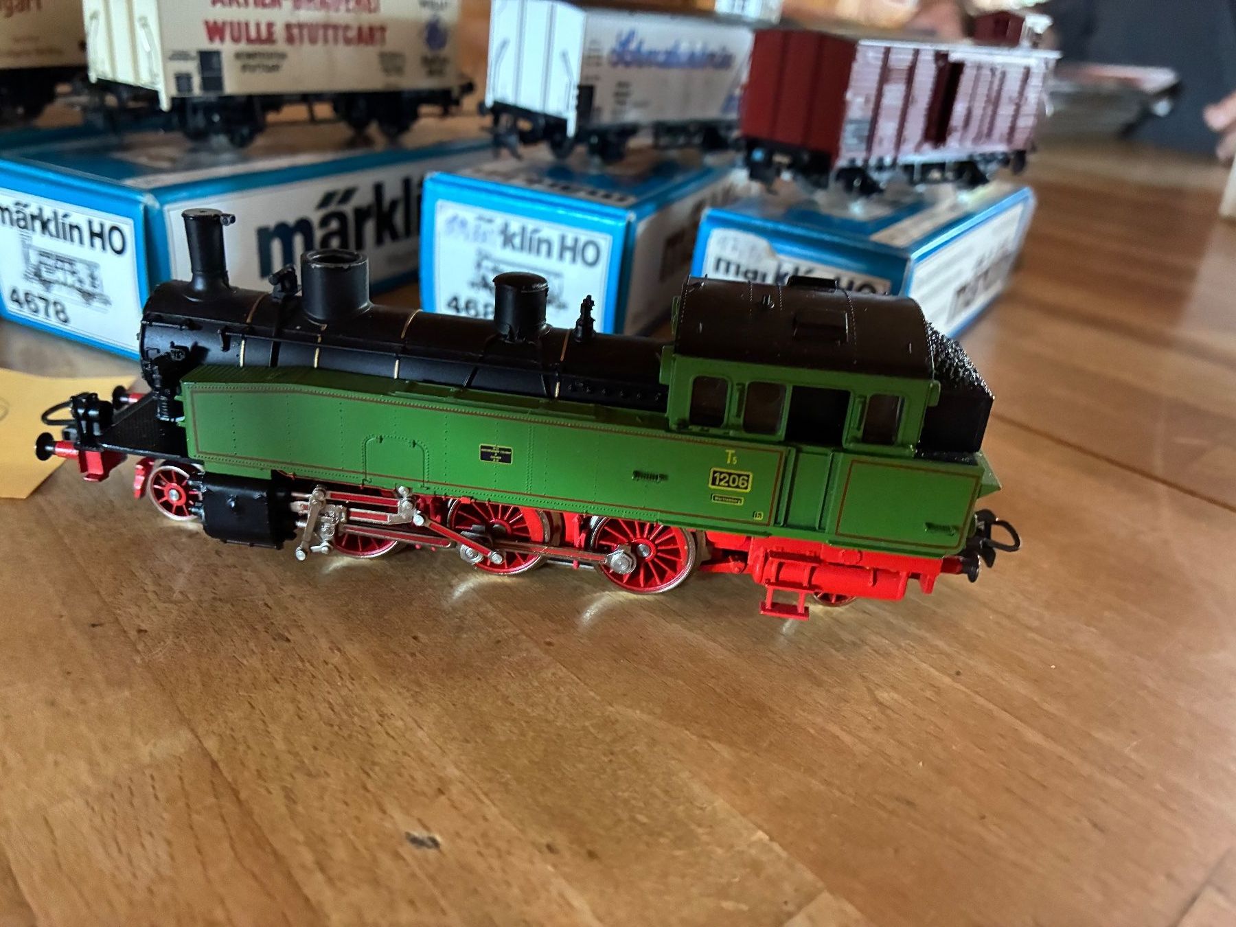 Märklin Modelleisenbahnen: Märklin - 2 Loks mit Güterwagen. u – Gebraucht aus Reigoldswil von Frog40 2