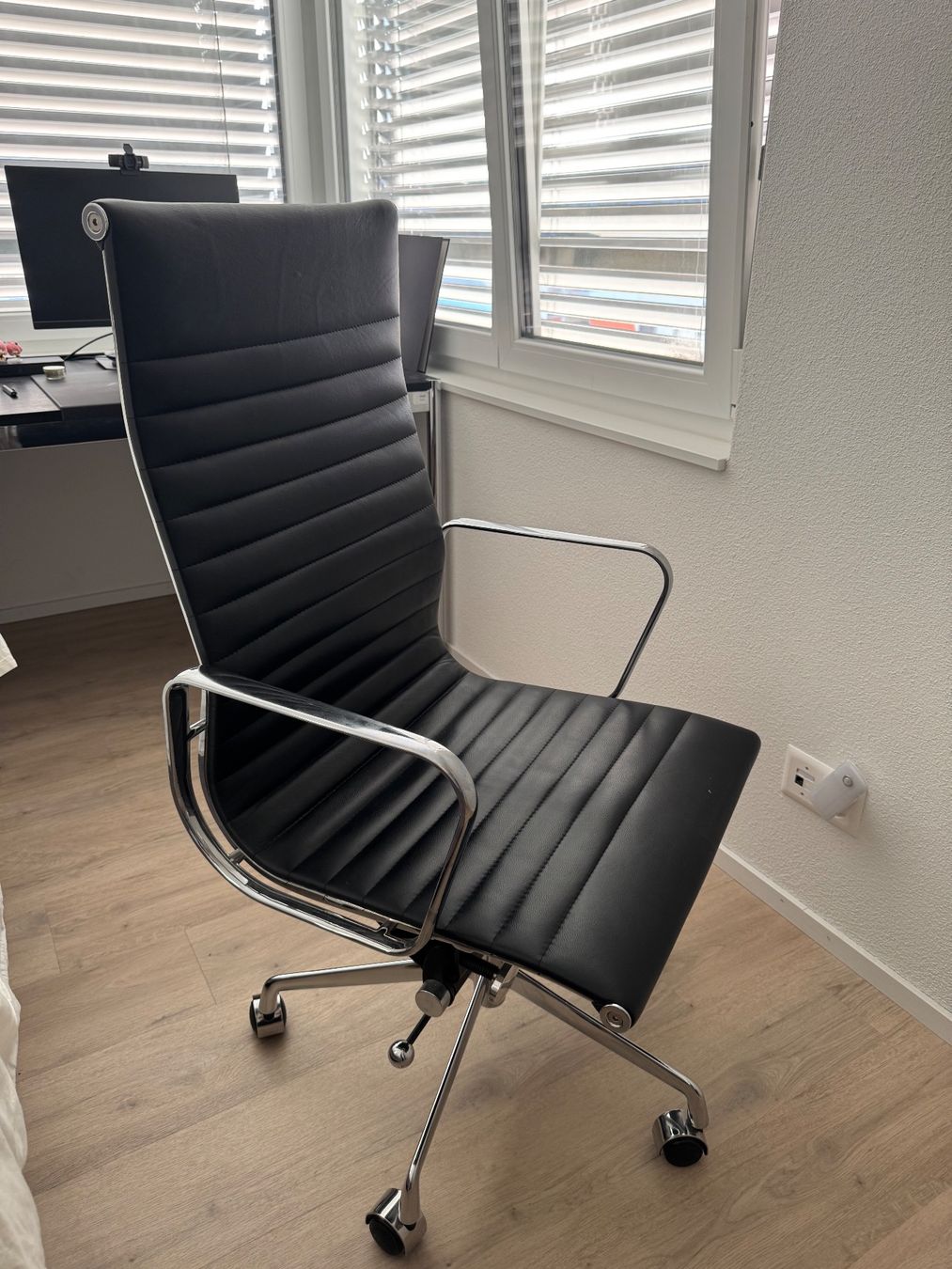 Chaises roulantes: Bürostuhl Schwarz Leder – D'occasion à Zürich par bas_bpr7