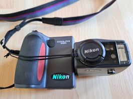 Nikon Coolpix 990 - Vintage Digitalkamera mit Drehobjektiv