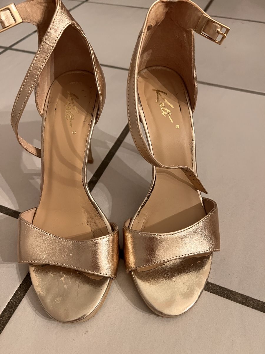 Scarpe da donna: Leder Sandaletten in Gold, Grösse 37 – Usato da Diegten venduto da kip_wg9z