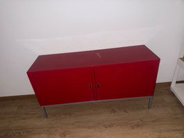 Metallschrank rot mit zwei Türen gebrauchter Zustand