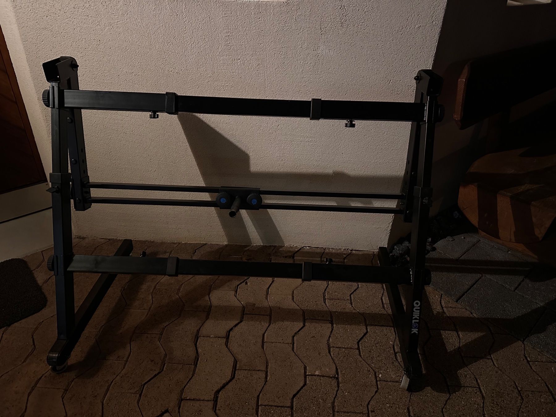 Supporti per strumenti musicali & leggii: Massiver Stage-Piano- Keyboard-Ständer Quick Lok – Usato da Oberuzwil venduto da bookforest 1